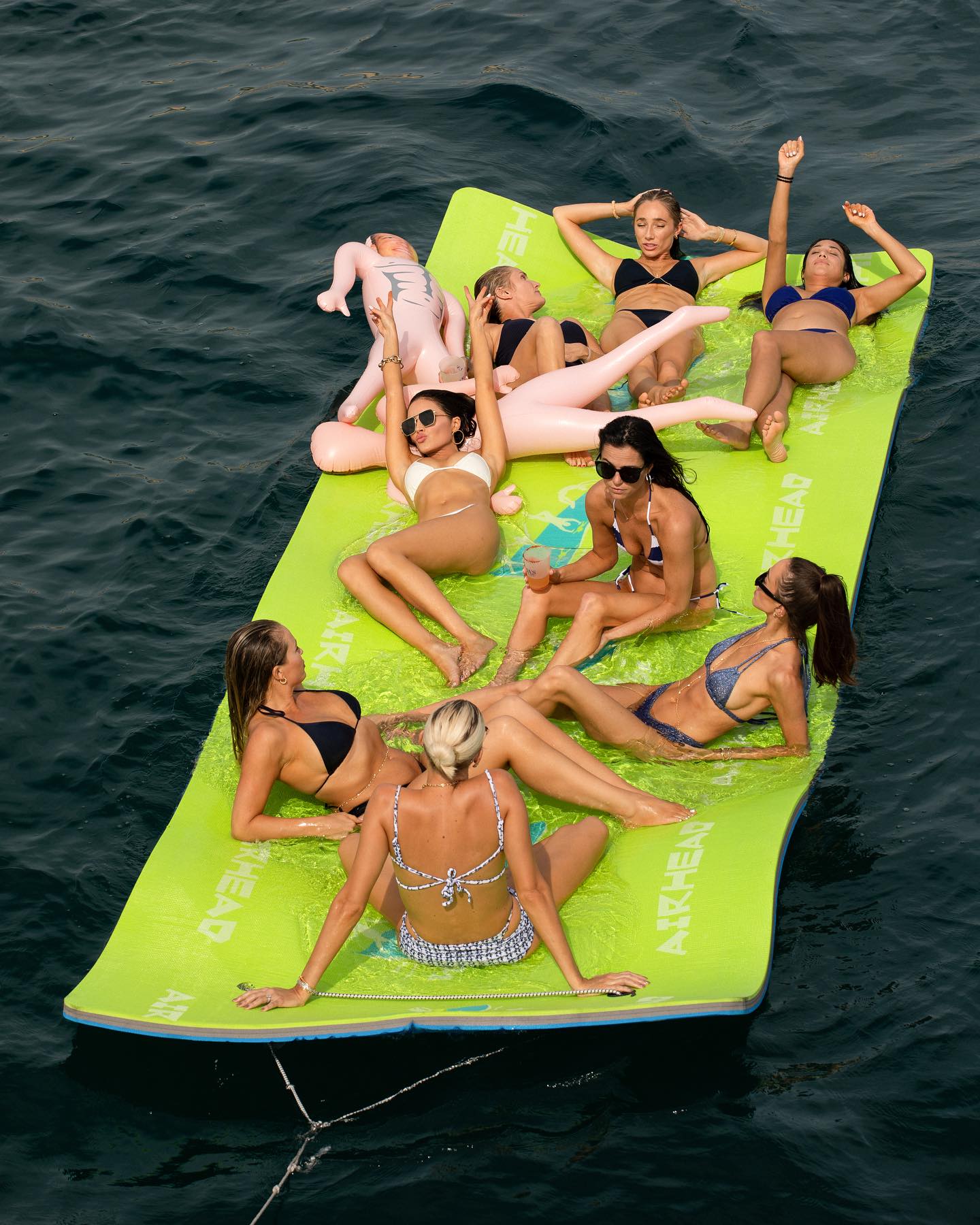 Девочки в бикини и резиновые мужчины: «Мисс Вселенная — 2012» Оливия Калпо устроила девичник на яхте. Топ фото папарацци, сделанные накануне свадьбы Оливии Калпо